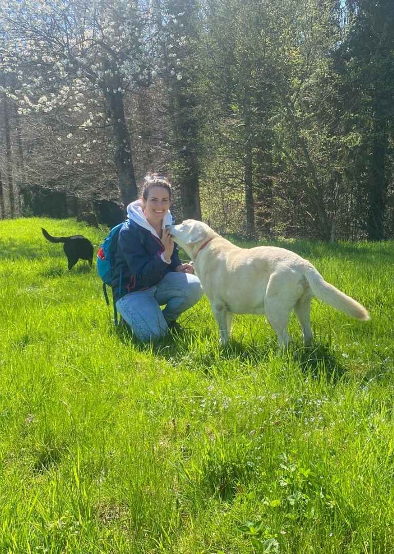 Angela von Fureverjoy Hundebetreuung in Wädenswil am Spazieren mit Hütehunden
